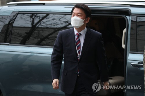안철수 대통령직 인수위원회 위원장이 30일 오전 서울 종로구 통의동 대통령직인수위원회로 출근하고 있다. <연합뉴스>